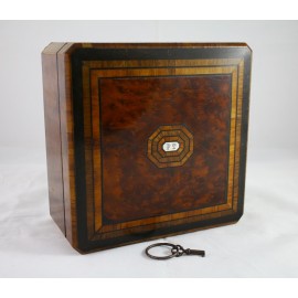 Coffret en bois marqueté et sa clé époque Napoléon III