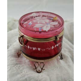 Boîte en verre rose à décor émaillé de fleurs et papillon attribuée à Cristallerie Moser entre 1880-1900