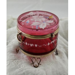 Boîte en verre rose à décor émaillé de fleurs et papillon attribuée à Cristallerie Moser entre 1880-1900