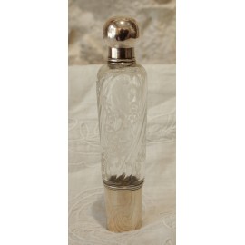 Flacon en cristal gravé et monture en argent massif vers 1900