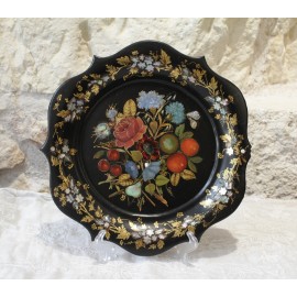 Plat chantourné en matière pressée noire peinte et marqueté de nacre et burgot fin 19ème siècle