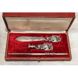 Coffret 3 accessoires de bureau pour l'écriture, époque Art Nouveau, vers 1900