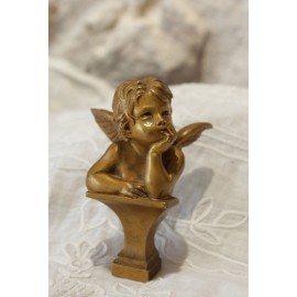 Cachet en bronze doré représentant un angelot, signé Luca Madrassi (1848-1919)