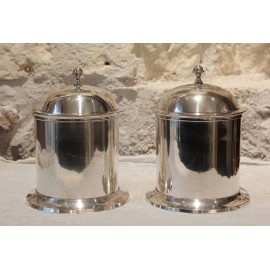 Paire de pots couverts en métal argenté 20ème siècle