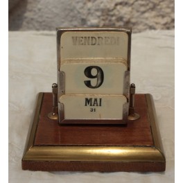 Calendrier perpétuel en bois et laiton complet vers 1940