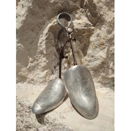 Forme de chaussures en métal blanc gravé 'Chaussures Raoul' début 20ème siècle