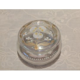 Boîte en verre irisé avec décor émaillé blanc vers 1900
