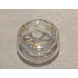 Boîte en verre irisé avec décor émaillé blanc vers 1900