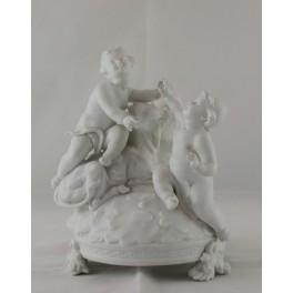 Sculpture en biscuit de porcelaine représentant des putti jouant avec une vache fin 19ème siècle Sculpture en biscuit de porcelaine représentant des putti jouant avec une vache fin 19ème siècle