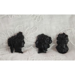 3 sujets, camées, 'profils de femme' en verre noir, époque victorienne, fin 19ème siècle