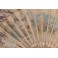 Éventail plié à 18 brin en corne blonde et scène galante peinte sur tissu fin 19ème, début 20ème siècle