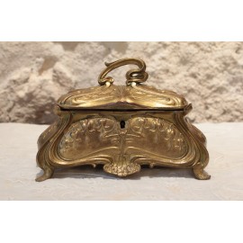 Coffret, ou bo&icirc;te, &agrave; bijoux en m&eacute;tal dor&eacute; vers 1900, Art Nouveau