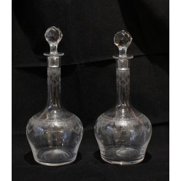 Paire de grandes carafes en cristal grav&eacute;, d&eacute;but 20&egrave;me si&egrave;cle