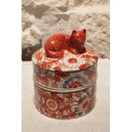 Bo&icirc;te en fa&iuml;ence style Imari surmont&eacute;e d'un chat, 20&egrave;me si&egrave;cle