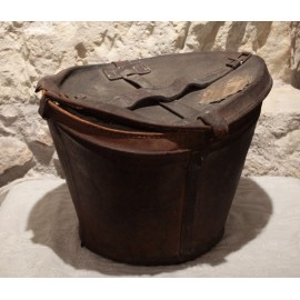 Bo&icirc;te &agrave; chapeau et son chapeau haut de forme, fin 19&egrave;me, d&eacute;but 20&egrave;me si&egrave;cle
