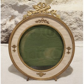 Grand cadre circulaire en bronze et laiton St. Louis XVI 1&egrave;re moiti&eacute; du 20&egrave;me si&egrave;cle