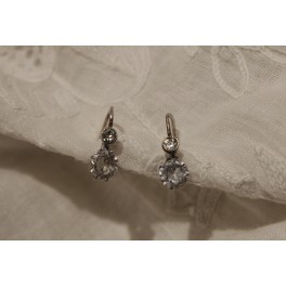 Paire de boucles d'oreilles 'dormeuses' en argent et pierres blanches style Art D&eacute;co 20&egrave;me si&egrave;cle