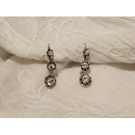 Paire de boucles d'oreilles 'dormeuses' 3 pierres blanches argent 20&egrave;me si&egrave;cle