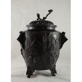 Grand pot couvert, br&ucirc;le-parfum, en bronze &agrave; patine brune oiseaux et v&eacute;g&eacute;tations, Chine, 20&egrave;me si&egrave;cle