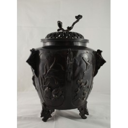Grand pot couvert, br&ucirc;le-parfum, en bronze &agrave; patine brune oiseaux et v&eacute;g&eacute;tations, Chine, 20&egrave;me si&egrave;cle