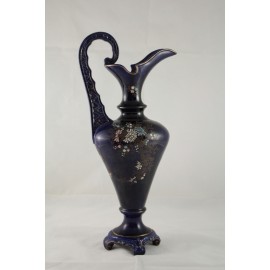 Grande aigui&egrave;re en fa&iuml;ence bleu nuit et d&eacute;cor &eacute;maill&eacute; de fleurs, attribu&eacute; &agrave; Fives-Lille, fin 19&egrave;me si&egrave;cle