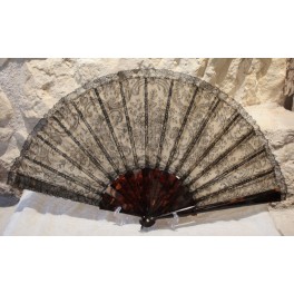 &Eacute;ventail en dentelle de Chantilly et &eacute;caille brune Duvelleroy fin 19&egrave;me si&egrave;cle