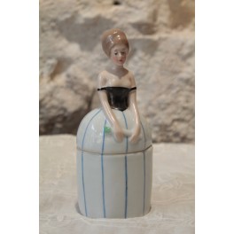 Bo&icirc;te en porcelaine femme &agrave; l'&eacute;ventail 1900-1930