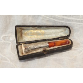 fume-cigarette en argent, terre de pipe et ambre dans &eacute;tui en cuir d'origine fin 19&egrave;me si&egrave;cle