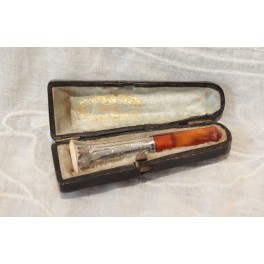 fume-cigarette en argent, terre de pipe et ambre dans &eacute;tui en cuir d'origine fin 19&egrave;me si&egrave;cle