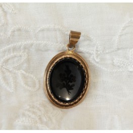 M&eacute;daillon porte photo en verre noir grav&eacute; et monture en laiton dor&eacute; Napol&eacute;on III fin 19&egrave;me si&egrave;cle