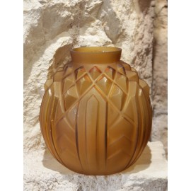 Vase boule en verre satin&eacute; moul&eacute; jaune ambr&eacute; sign&eacute; CLA, Art D&eacute;co, vers 1930