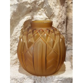 Vase boule en verre satin&eacute; moul&eacute; jaune ambr&eacute; sign&eacute; CLA, Art D&eacute;co, vers 1930