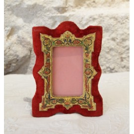 Cadre photo en velours rouge et d&eacute;cor polychrome fin 19&egrave;me, d&eacute;but 20&egrave;me si&egrave;cle
