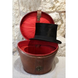 Bo&icirc;te &agrave; chapeau en cuir brun et chapeau haut de forme G. Mattern Chartres, fin 19&egrave;me si&egrave;cle