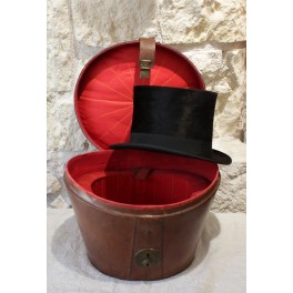 Bo&icirc;te &agrave; chapeau en cuir brun et chapeau haut de forme G. Mattern Chartres, fin 19&egrave;me si&egrave;cle