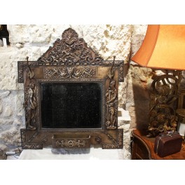Miroir porte-manteaux en laiton repouss&eacute; d&eacute;cor de nymphes et rocailles fin 19&egrave;me si&egrave;cle