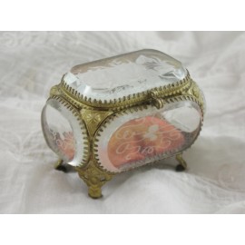 Bo&icirc;te &agrave; bijoux en verre biseaut&eacute; grav&eacute; de fleurs fin 19&egrave;me, Napol&eacute;on III