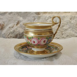 D&eacute;jeuner, tasse et soucoupe, en porcelaine d&eacute;cor de fleurs polychrome, &eacute;poque Restauration, vers 1815-1830 VENDU