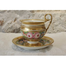 D&eacute;jeuner, tasse et soucoupe, en porcelaine d&eacute;cor de fleurs polychrome, &eacute;poque Restauration, vers 1815-1830 VENDU