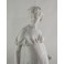 Grande sculpture en biscuit de porcelaine 'Jeune fille au tambourin' 19ème siècle