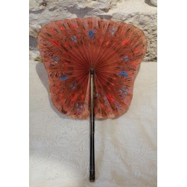 &Eacute;ventail cocarde en bois laqu&eacute; sc&egrave;nes chinoises et papier de soie rose peint, fin 19&egrave;me si&egrave;cle