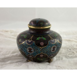 Bo&icirc;te en &eacute;maux cloisonn&eacute;s &agrave; d&eacute;cor de papillons, Chine, 20&egrave;me si&egrave;cle