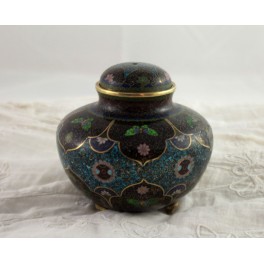 Bo&icirc;te en &eacute;maux cloisonn&eacute;s &agrave; d&eacute;cor de papillons, Chine, 20&egrave;me si&egrave;cle