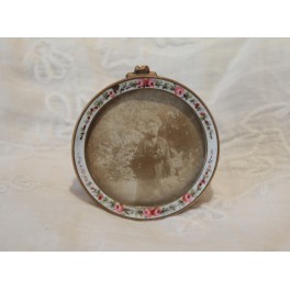 Cadre porte-photo circulaire en laiton &eacute;maill&eacute;, vers 1900