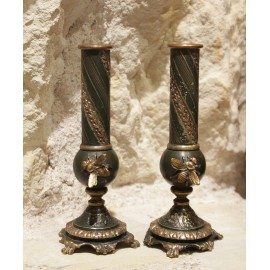 Paire de bougeoirs, ou soliflores, en m&eacute;tal patin&eacute; vert et abeilles, Napol&eacute;on III, fin 19&egrave;me si&egrave;cle
