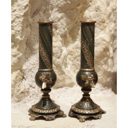 Paire de bougeoirs, ou soliflores, en m&eacute;tal patin&eacute; vert et abeilles, Napol&eacute;on III, fin 19&egrave;me si&egrave;cle