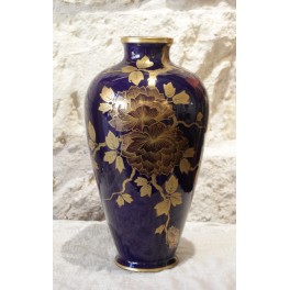 Grand vase balustre en fa&iuml;ence bleu et d&eacute;cor &agrave; l'or, attribu&eacute; &agrave; Sainte Radegonde Tours, d&eacute;but 20&egrave;me